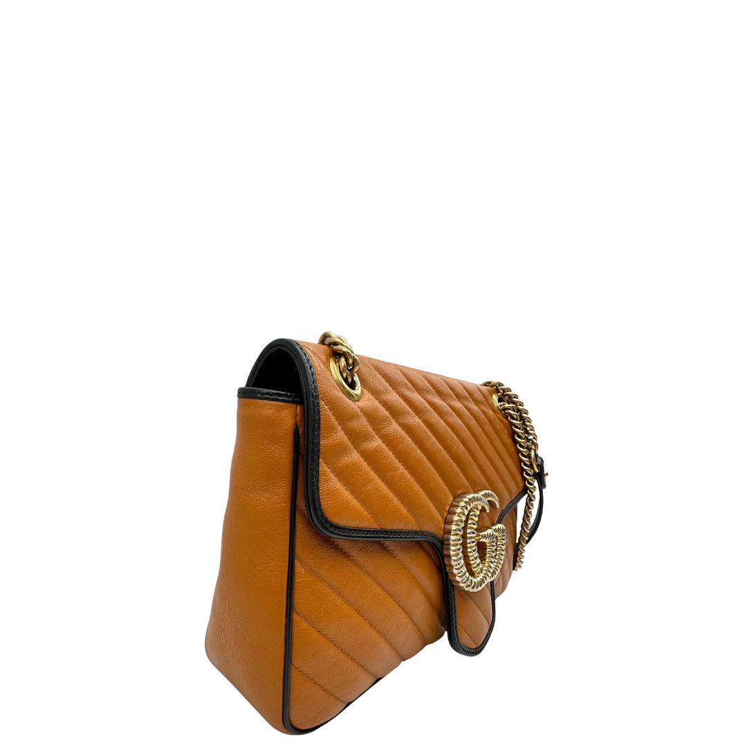 lato Borsa Gucci Marmont nella misura grande in pelle chevron color zucca e profili neri, di lusso, originale, ottime condizioni, usata. 