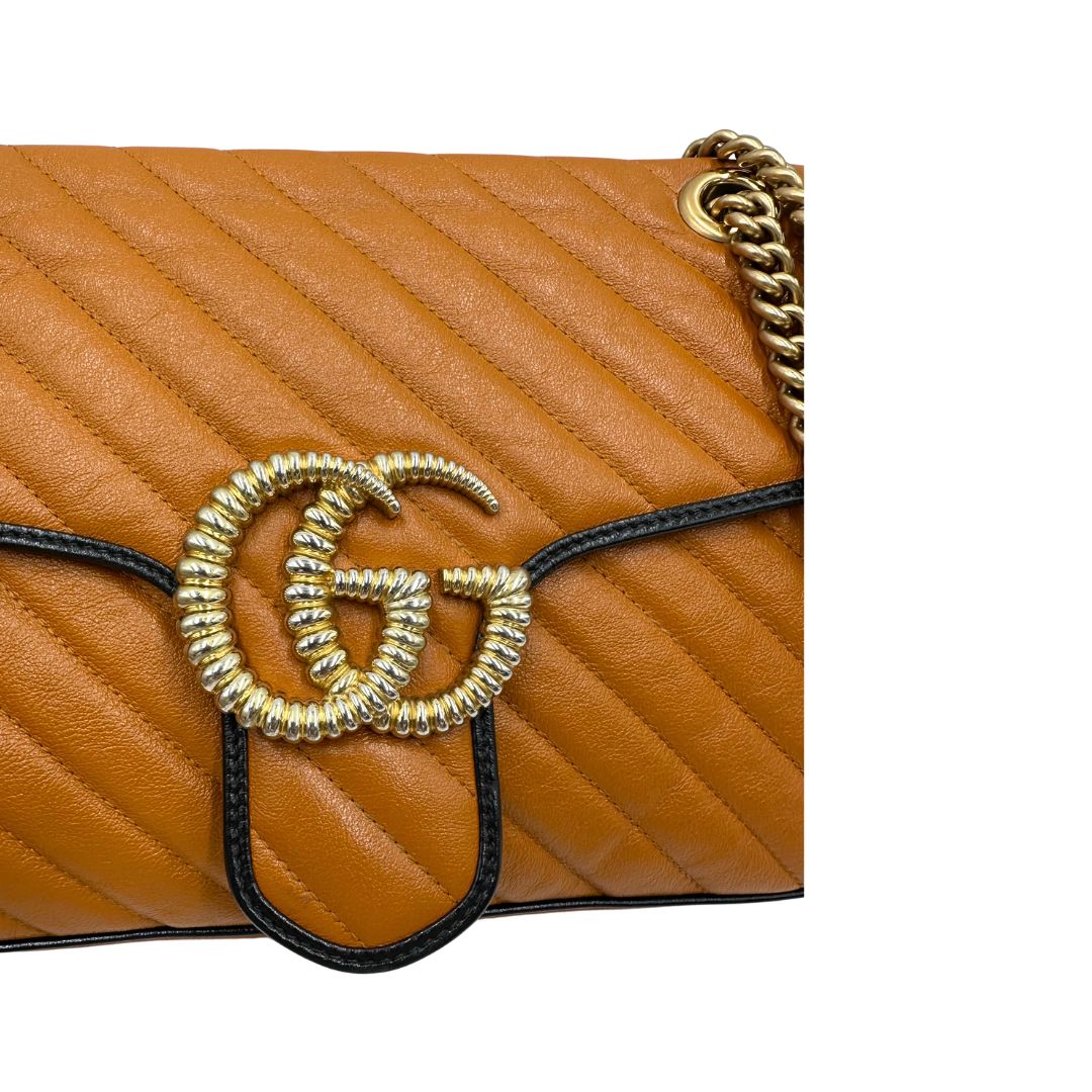 gg Borsa Gucci Marmont nella misura grande in pelle chevron color zucca e profili neri, di lusso, originale, ottime condizioni, usata.