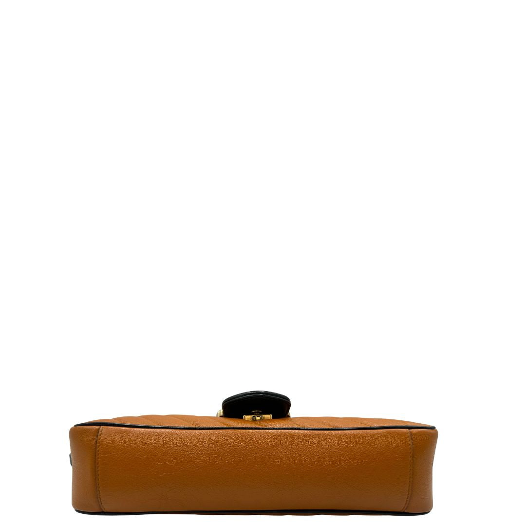 base Borsa Gucci Marmont nella misura grande in pelle chevron color zucca e profili neri, di lusso, originale, ottime condizioni, usata. 
