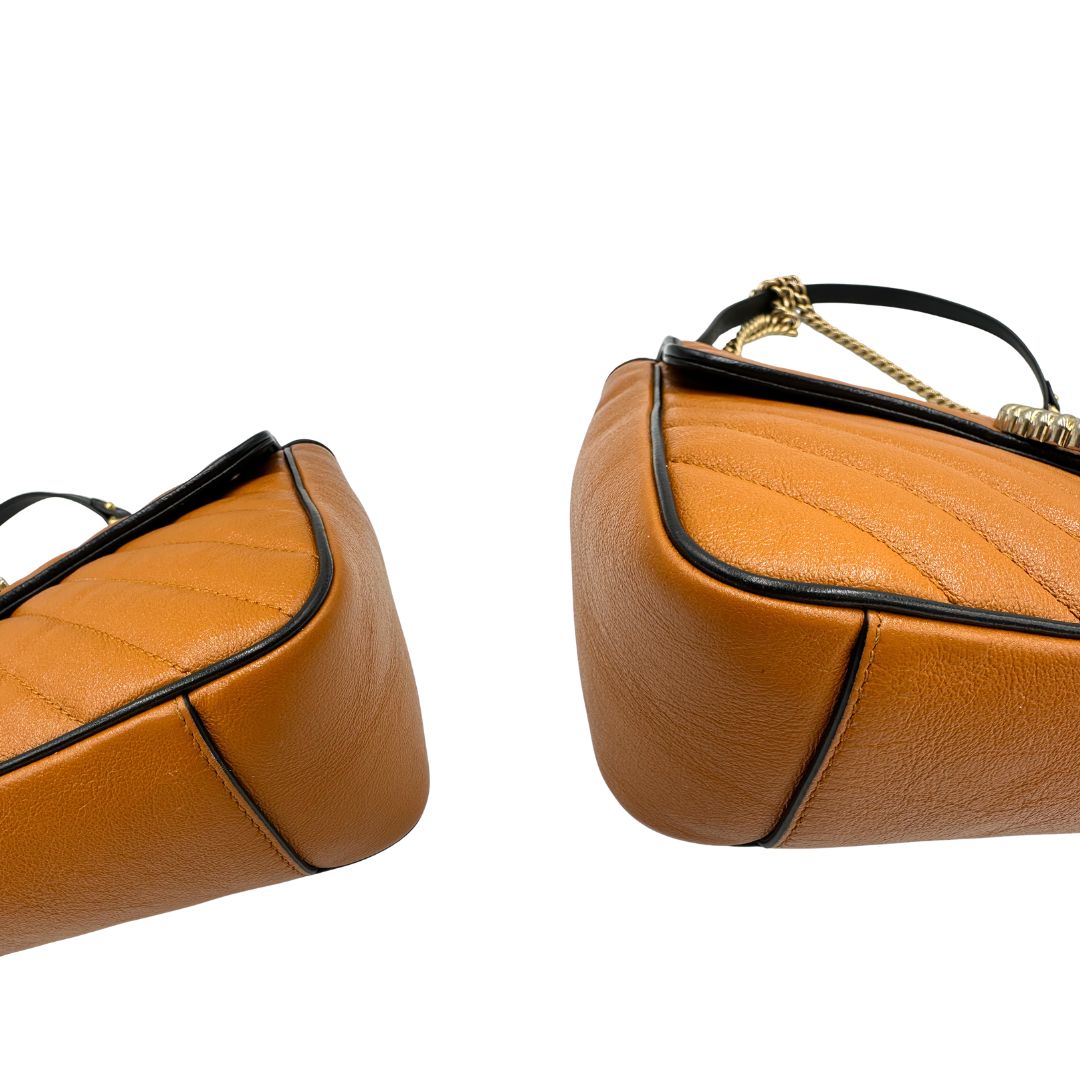 angoli Borsa Gucci Marmont nella misura grande in pelle chevron color zucca e profili neri, di lusso, originale, ottime condizioni, usata.