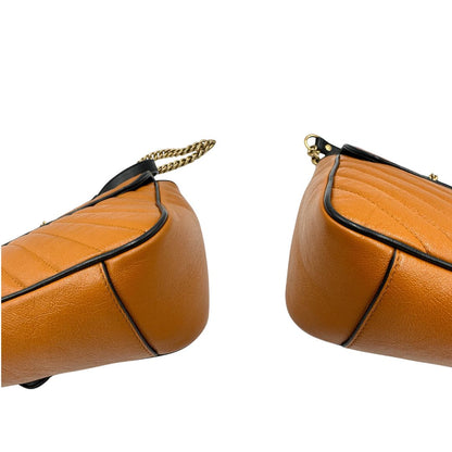 angoli Borsa Gucci Marmont nella misura grande in pelle chevron color zucca e profili neri, di lusso, originale, ottime condizioni, usata. 