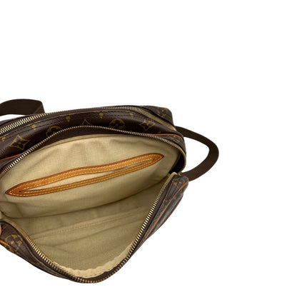 Interno, Borsa LV Reporter nella versione PM, in canvas monogrammato marrone. Originale, usata, di lusso, in ottime condizioni.