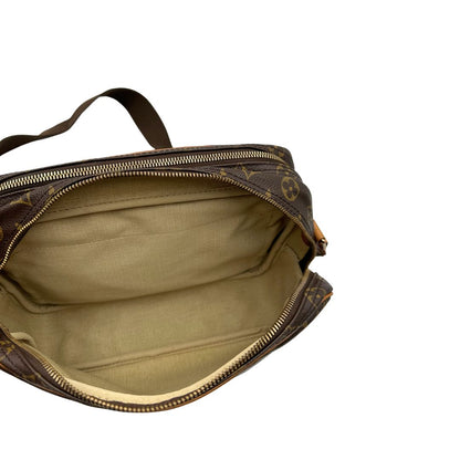 Interno, Borsa LV Reporter nella versione PM, in canvas monogrammato marrone. Originale, usata, di lusso, in ottime condizioni.