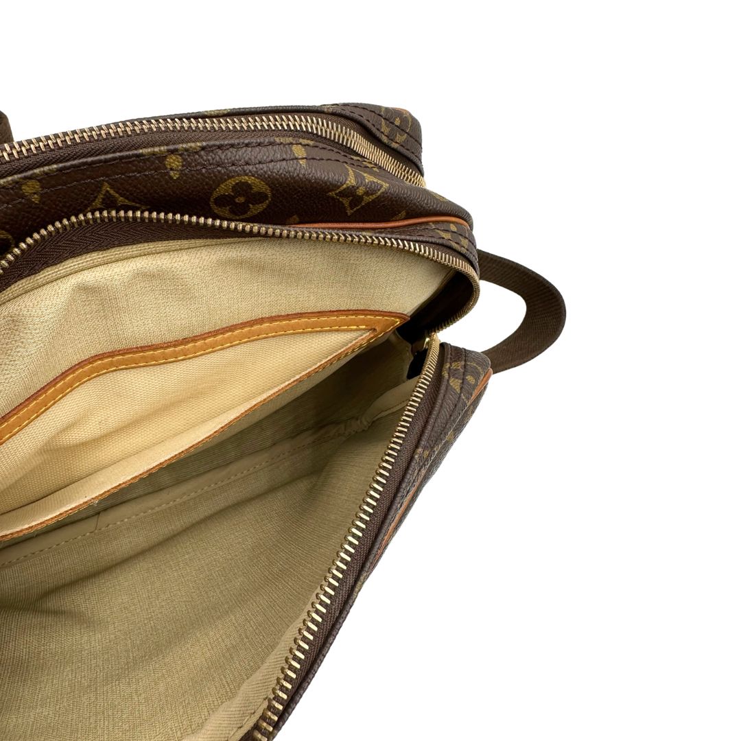Interno, Borsa LV Reporter nella versione PM, in canvas monogrammato marrone. Originale, usata, di lusso, in ottime condizioni.