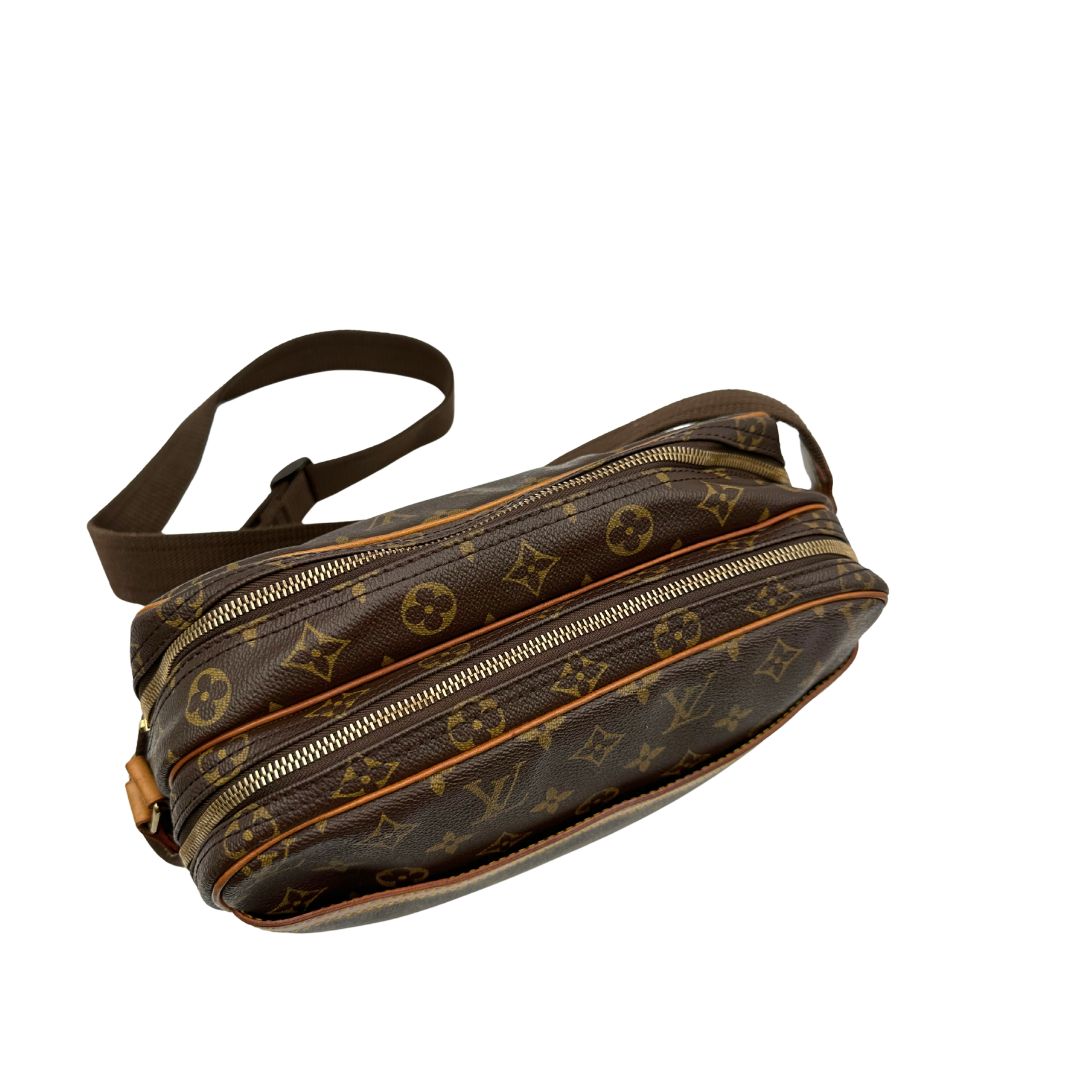 Chiusura, Borsa LV Reporter nella versione PM, in canvas monogrammato marrone. Originale, usata, di lusso, in ottime condizioni.