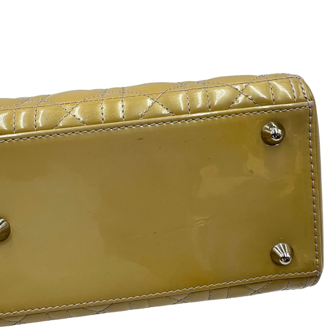 Borsa Lady Dior Large in pelle verniciata in trama cannage giallo ocra chiaro, di lusso, originale, ottime condizioni, usata.
