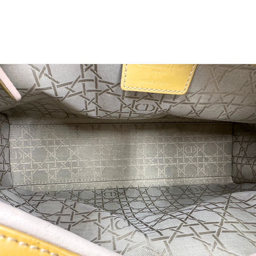 Borsa Lady Dior Large in pelle verniciata in trama cannage giallo ocra chiaro, di lusso, originale, ottime condizioni, usata.