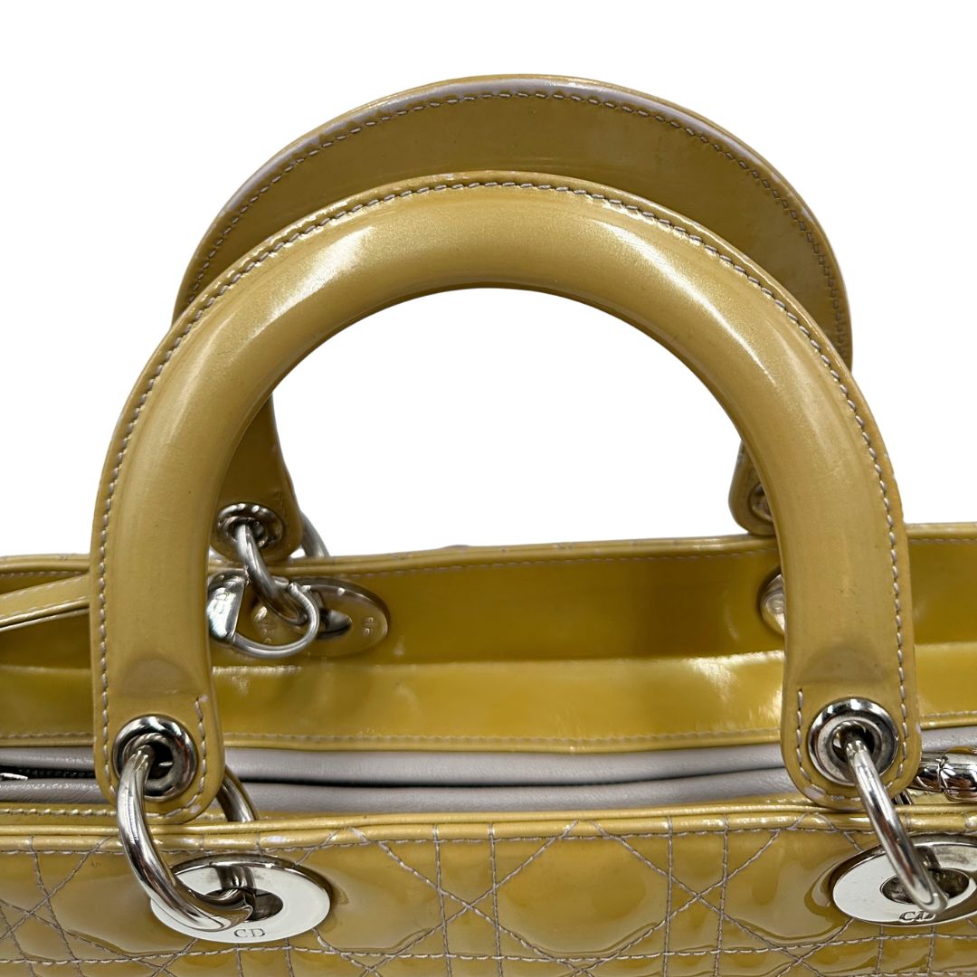 Borsa Lady Dior Large in pelle verniciata in trama cannage giallo ocra chiaro, di lusso, originale, ottime condizioni, usata.