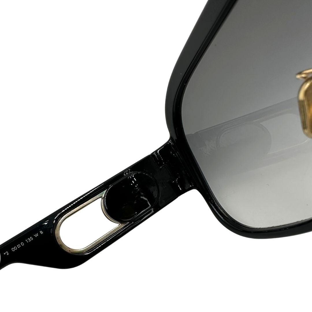 Codice di un paio di occhiali da sole Dior in acetato nero, usati, originali, second hand, in ottime condizioni.