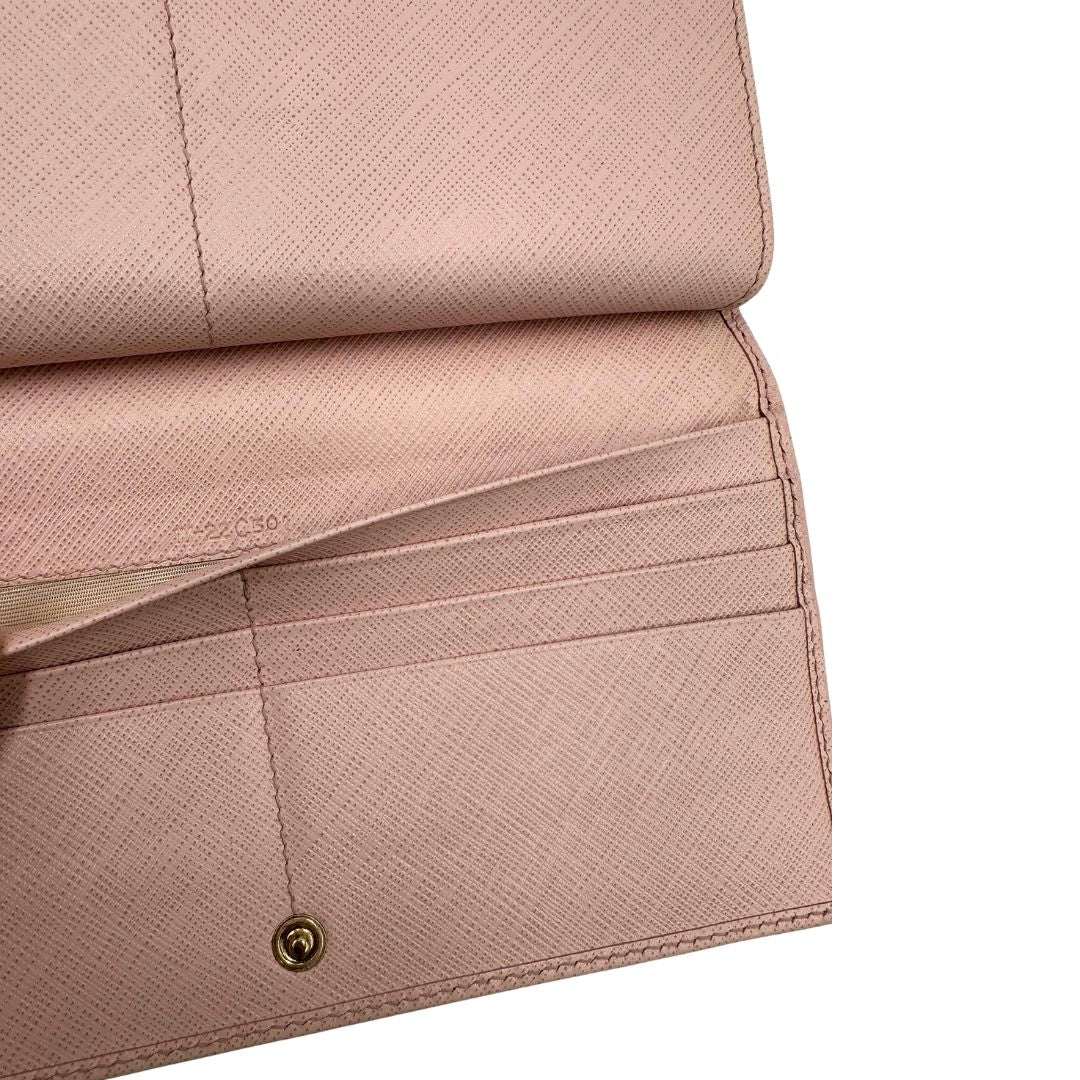 Interno di un portafoglio Salvatore Ferragamo in pelle rosa con metalleria oro chiaro, usato, originale, second hand, in ottime condizioni.