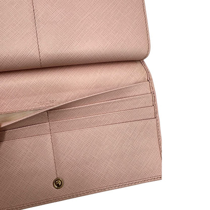 Interno di un portafoglio Salvatore Ferragamo in pelle rosa con metalleria oro chiaro, usato, originale, second hand, in ottime condizioni.