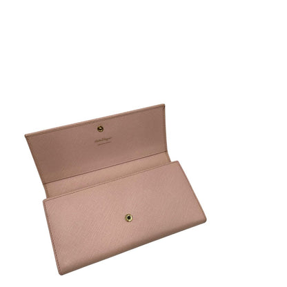 Apertura di un portafoglio Salvatore Ferragamo in pelle rosa con metalleria oro chiaro, usato, originale, second hand, in ottime condizioni.