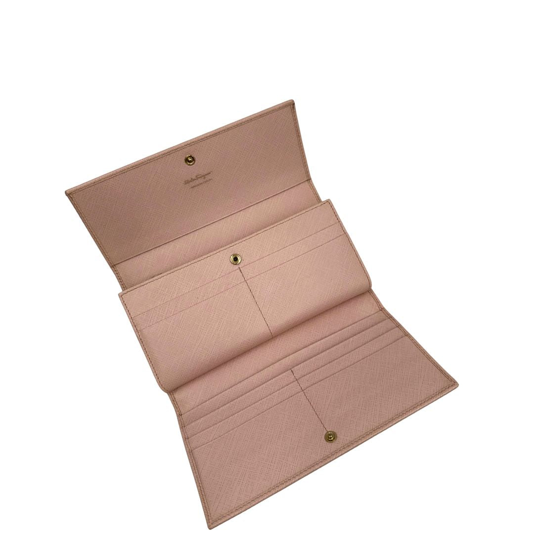 Interno di un portafoglio Salvatore Ferragamo in pelle rosa con metalleria oro chiaro, usato, originale, second hand, in ottime condizioni.