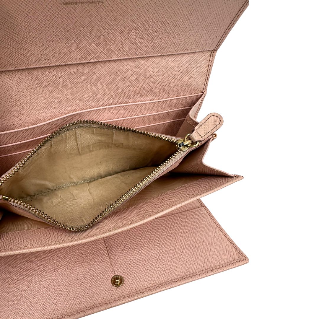 Interno di un portafoglio Salvatore Ferragamo in pelle rosa con metalleria oro chiaro, usato, originale, second hand, in ottime condizioni.