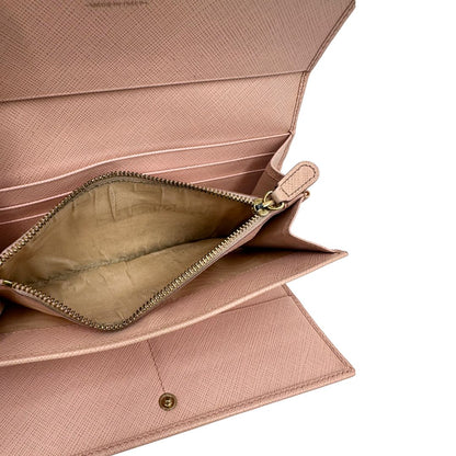 Interno di un portafoglio Salvatore Ferragamo in pelle rosa con metalleria oro chiaro, usato, originale, second hand, in ottime condizioni.