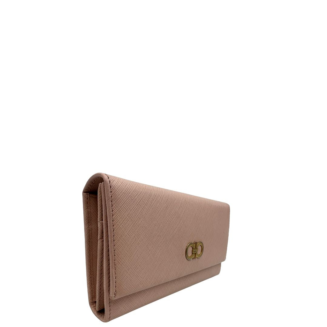 Laterale sinistro di un portafoglio Salvatore Ferragamo in pelle rosa con metalleria oro chiaro, usato, originale, second hand, in ottime condizioni.