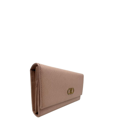 Laterale sinistro di un portafoglio Salvatore Ferragamo in pelle rosa con metalleria oro chiaro, usato, originale, second hand, in ottime condizioni.