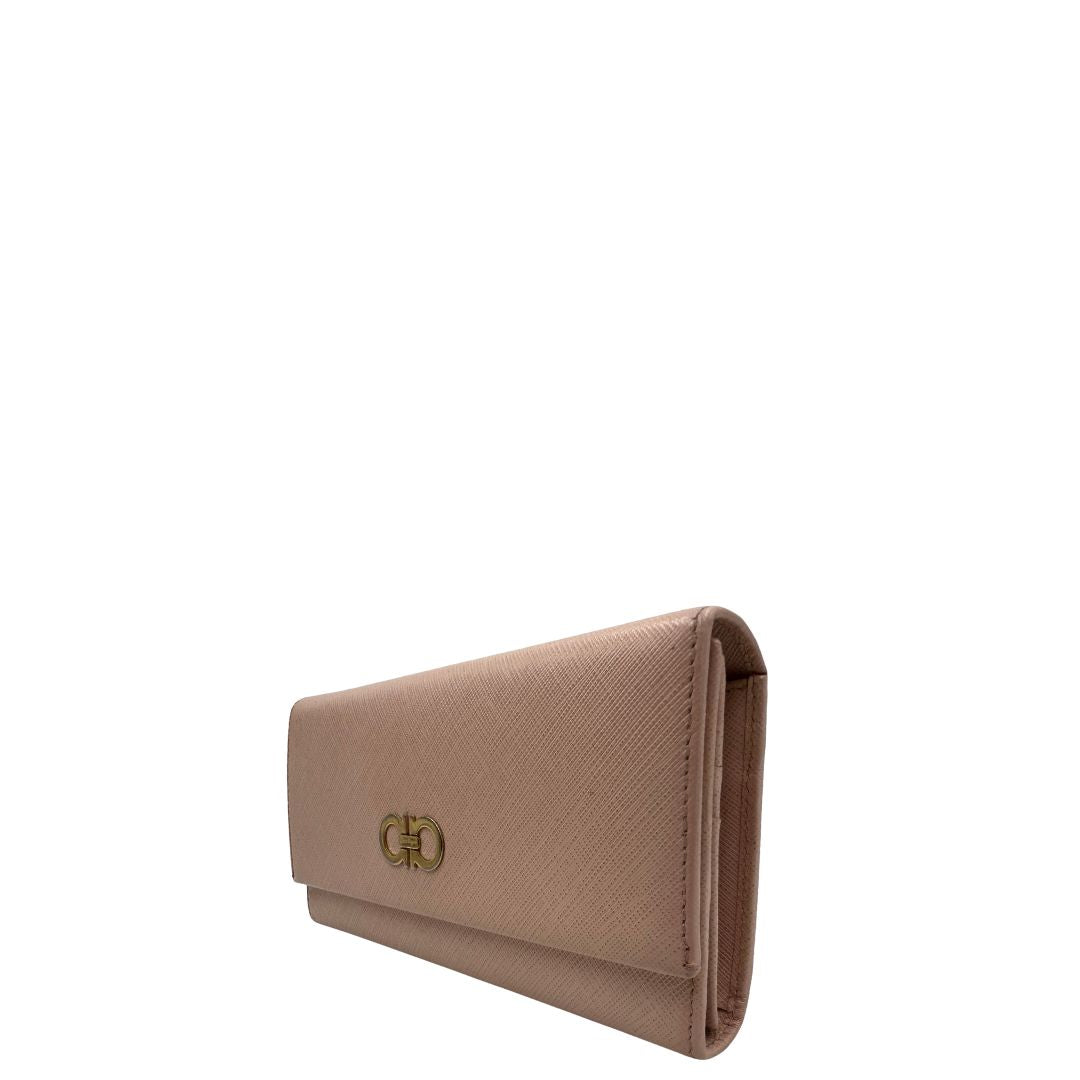 Laterale destro di un portafoglio Salvatore Ferragamo in pelle rosa con metalleria oro chiaro, usato, originale, second hand, in ottime condizioni.