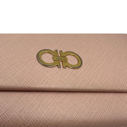 Metalleria scolorita di un portafoglio Salvatore Ferragamo in pelle rosa con metalleria oro chiaro, usato, originale, second hand, in ottime condizioni.