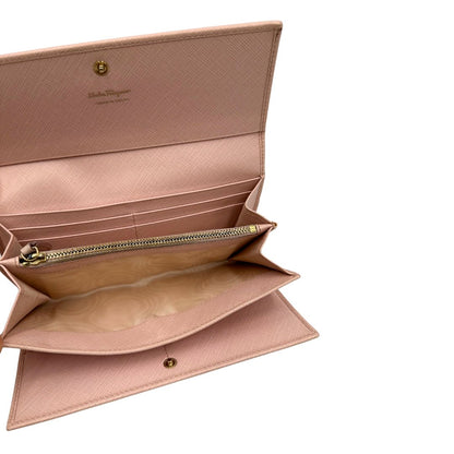 Interno di un portafoglio Salvatore Ferragamo in pelle rosa con metalleria oro chiaro, usato, originale, second hand, in ottime condizioni.
