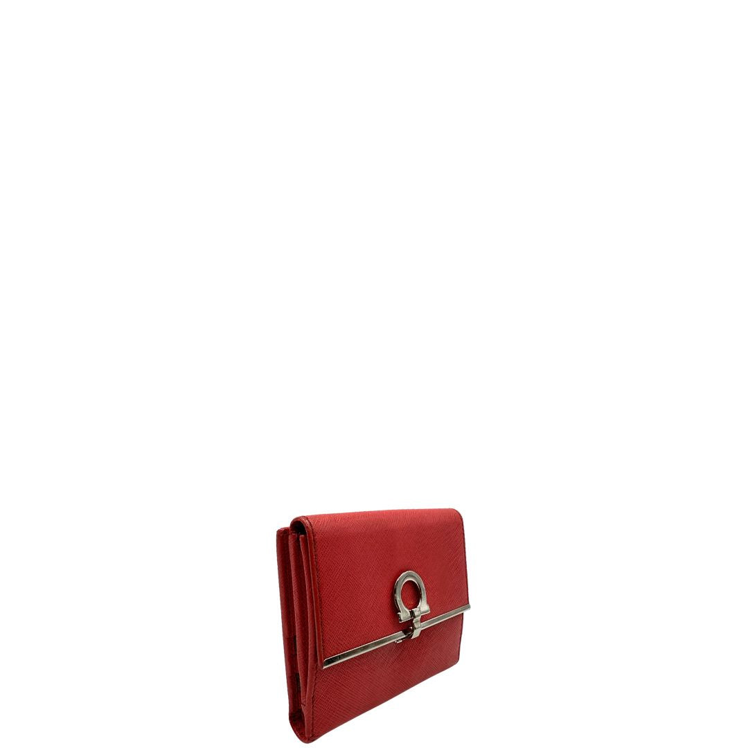 Portafoglio Salvatore Ferragamo in pelle color rosso fragola, di lusso, originale, ottime condizioni, usato.