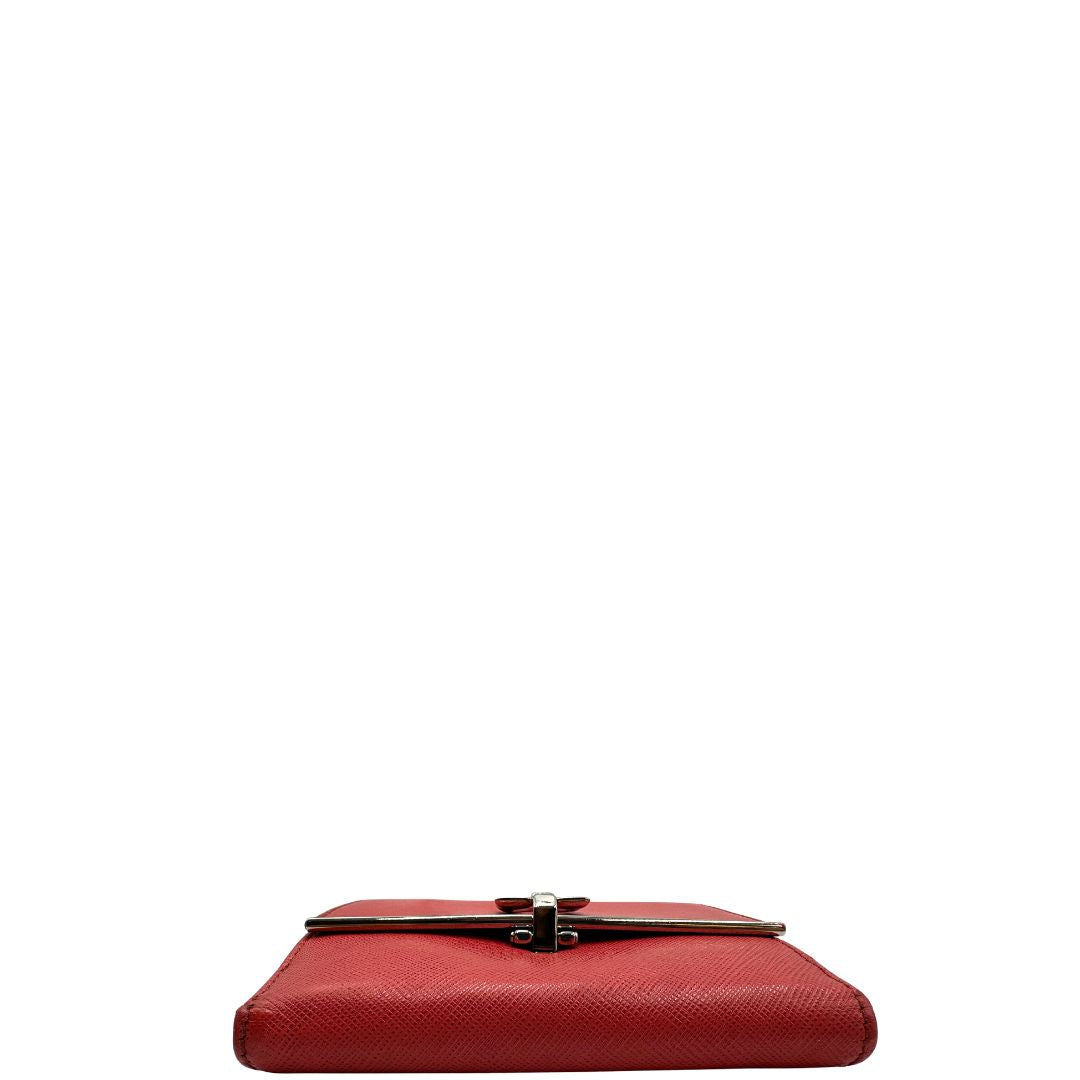 Portafoglio Salvatore Ferragamo in pelle color rosso fragola, di lusso, originale, ottime condizioni, usato.