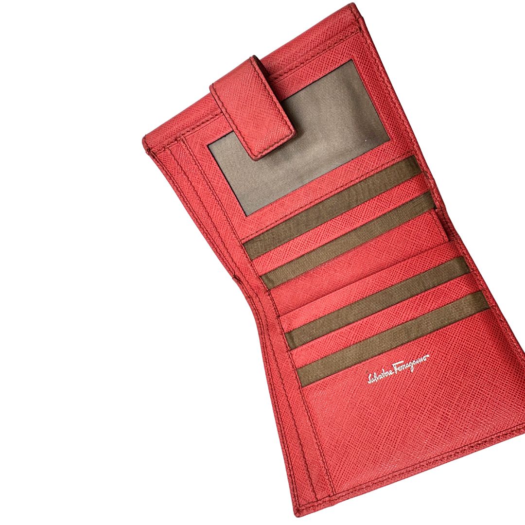 Portafoglio Salvatore Ferragamo in pelle color rosso fragola, di lusso, originale, ottime condizioni, usato.