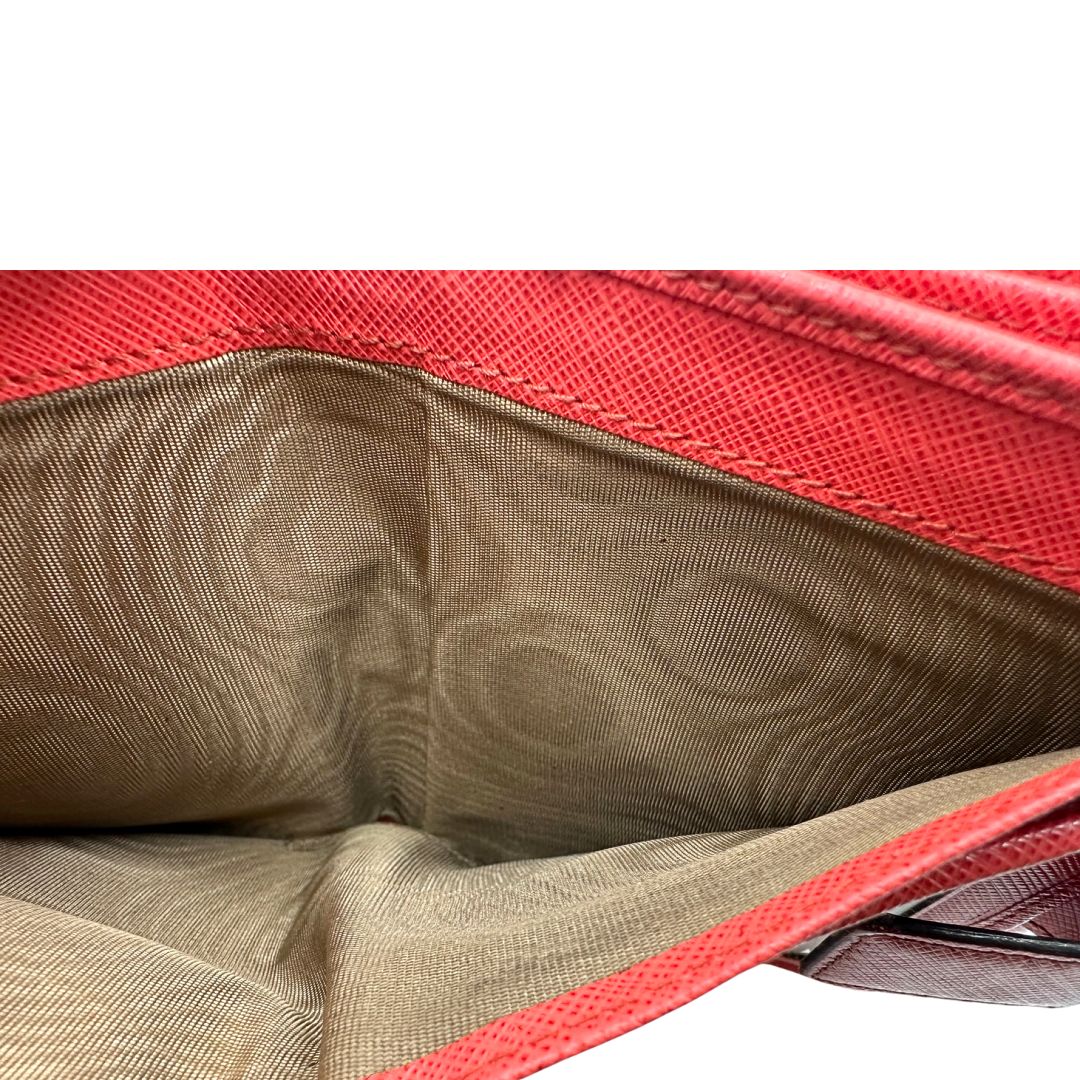 Portafoglio Salvatore Ferragamo in pelle color rosso fragola, di lusso, originale, ottime condizioni, usato.Portafoglio Salvatore Ferragamo in pelle color rosso fragola, di lusso, originale, ottime condizioni, usato.