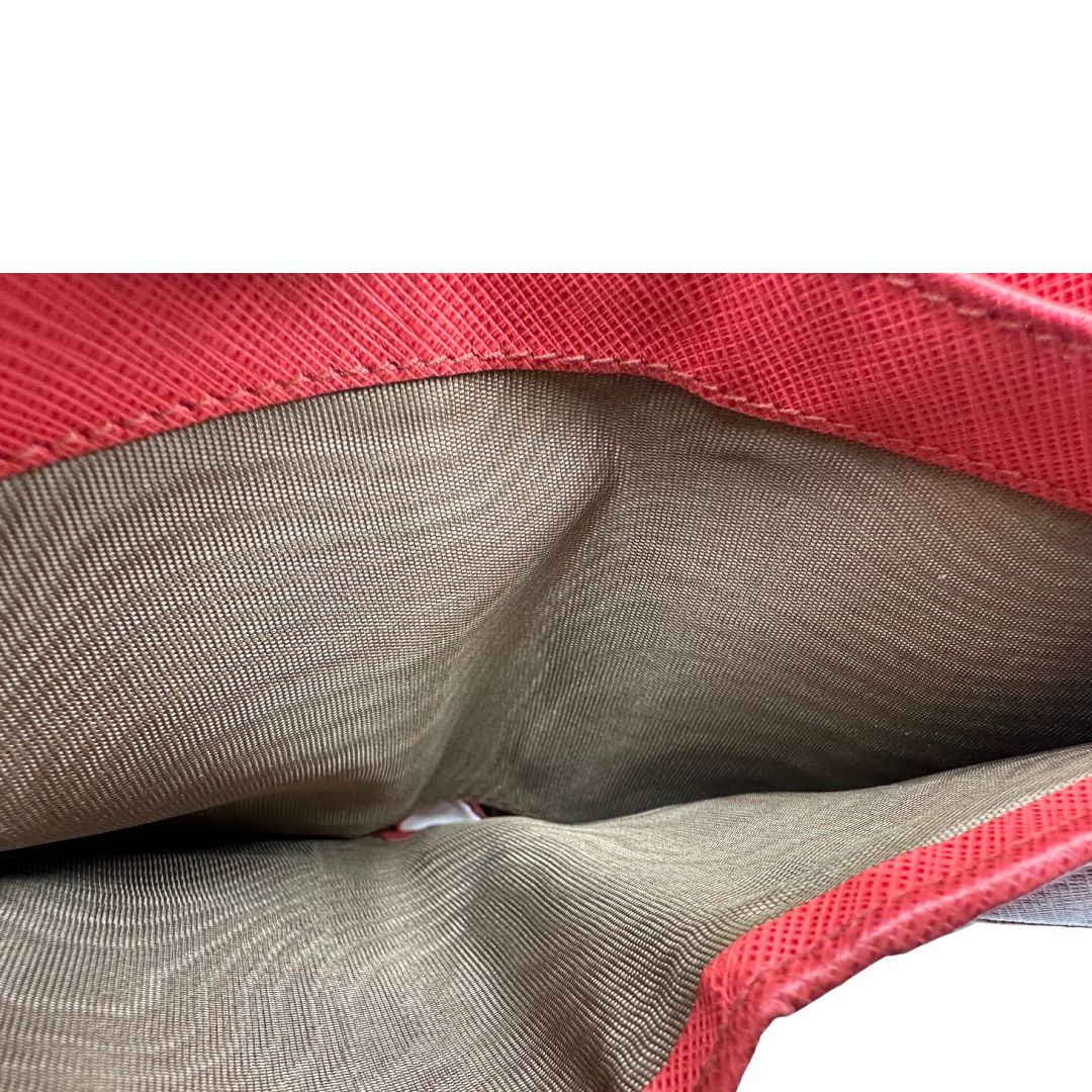 Portafoglio Salvatore Ferragamo in pelle color rosso fragola, di lusso, originale, ottime condizioni, usato.