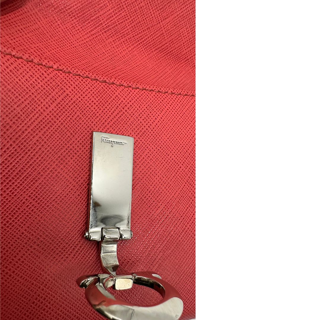 Portafoglio Salvatore Ferragamo in pelle color rosso fragola, di lusso, originale, ottime condizioni, usato.