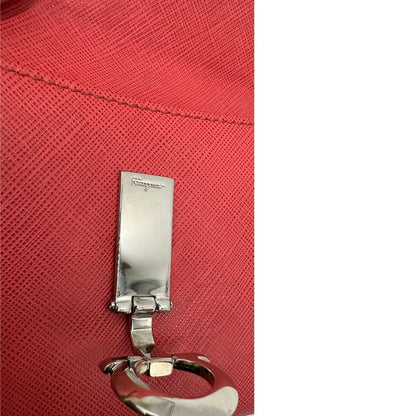 Portafoglio Salvatore Ferragamo in pelle color rosso fragola, di lusso, originale, ottime condizioni, usato.