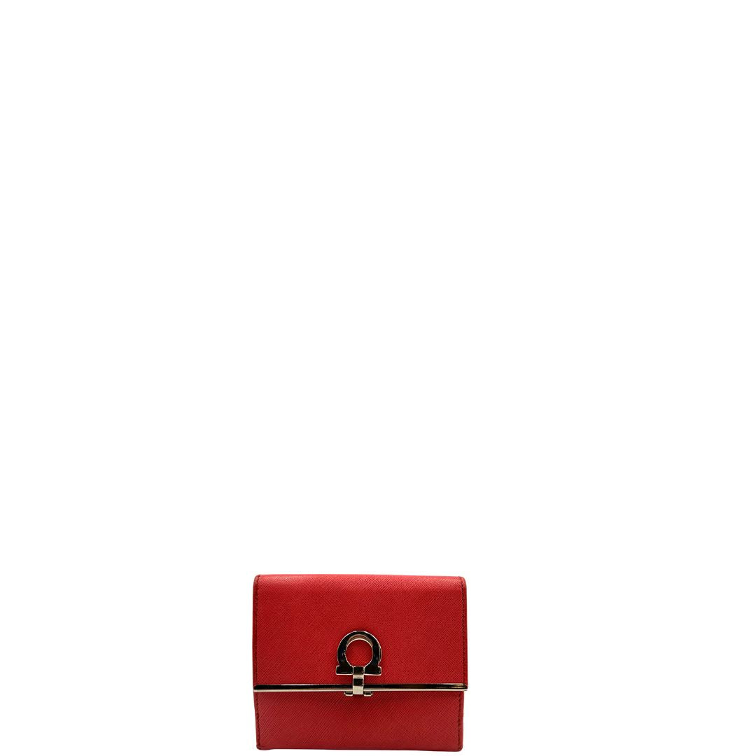 Portafoglio Salvatore Ferragamo in pelle color rosso fragola, di lusso, originale, ottime condizioni, usato.