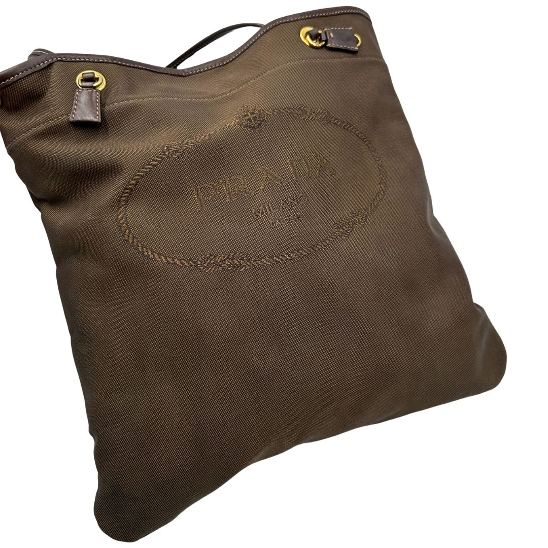 Borsa Prada in tessuto color marrone con finiture in pelle marroni e parti metalliche argentate; Indossabile a spalla. Originale, usata, di lusso, in ottime condizioni.