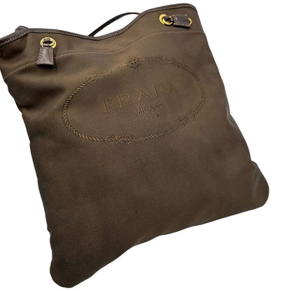 Borsa Prada in tessuto color marrone con finiture in pelle marroni e parti metalliche argentate; Indossabile a spalla. Originale, usata, di lusso, in ottime condizioni.
