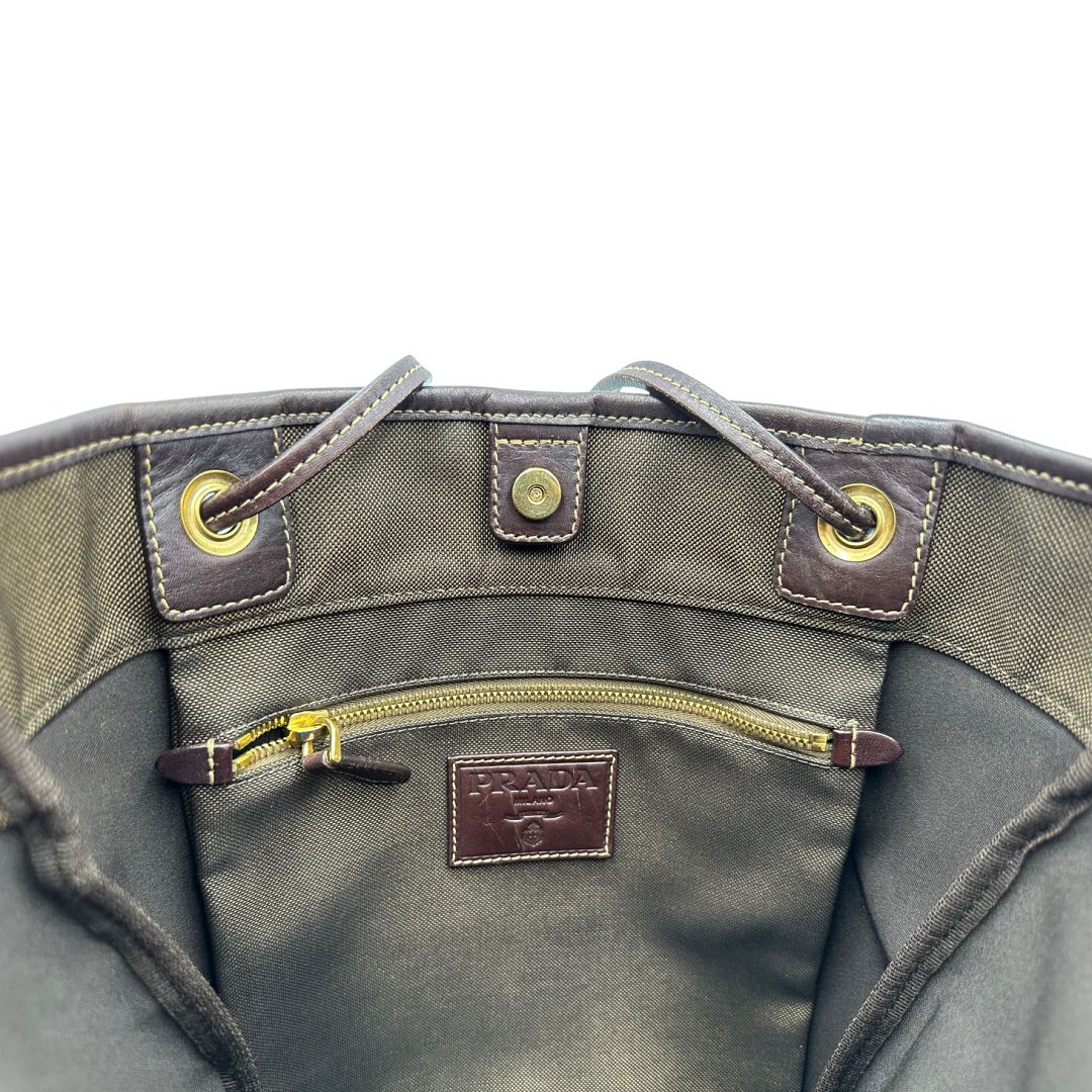 Interno, Borsa Prada in tessuto color marrone con finiture in pelle marroni e parti metalliche argentate; Indossabile a spalla. Originale, usata, di lusso, in ottime condizioni.