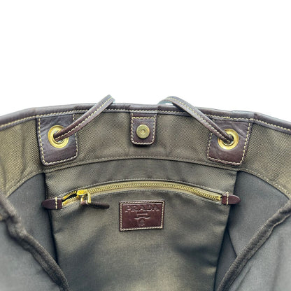 Interno, Borsa Prada in tessuto color marrone con finiture in pelle marroni e parti metalliche argentate; Indossabile a spalla. Originale, usata, di lusso, in ottime condizioni.