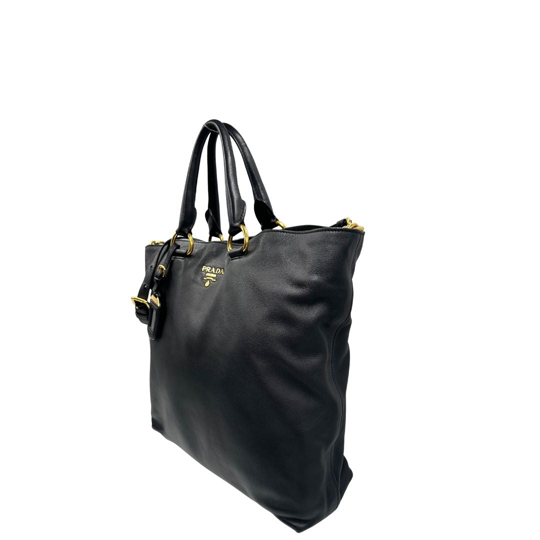 Laterale, Borsa Prada in pelle nera, indossabile a mano e anche a tracolla. Originale, usata, di lusso, in ottime condizioni.