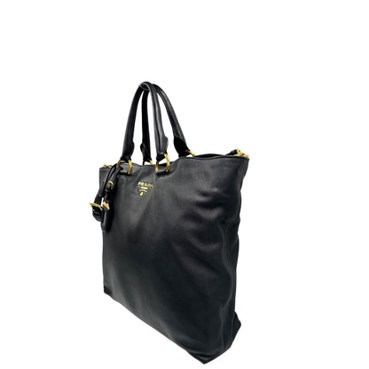 Laterale, Borsa Prada in pelle nera, indossabile a mano e anche a tracolla. Originale, usata, di lusso, in ottime condizioni.