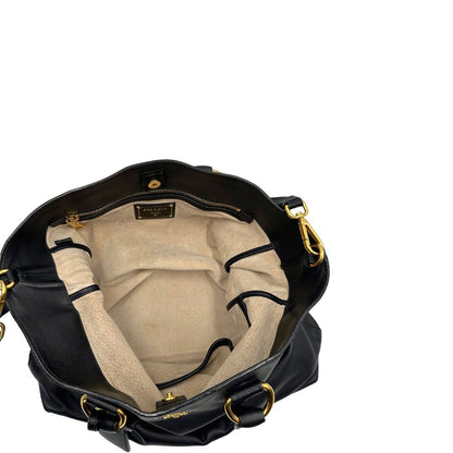 Interno, Borsa Prada in pelle nera, indossabile a mano e anche a tracolla. Originale, usata, di lusso, in ottime condizioni.
