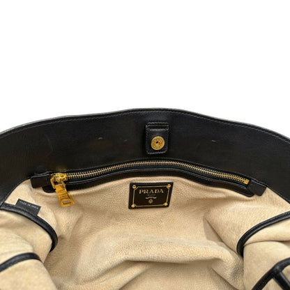 Tasca interna, Borsa Prada in pelle nera, indossabile a mano e anche a tracolla. Originale, usata, di lusso, in ottime condizioni.