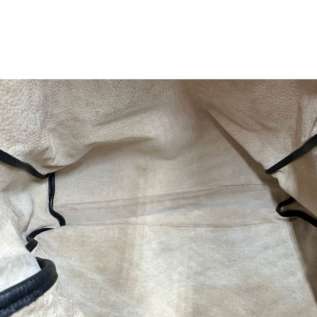 Interno, Borsa Prada in pelle nera, indossabile a mano e anche a tracolla. Originale, usata, di lusso, in ottime condizioni.