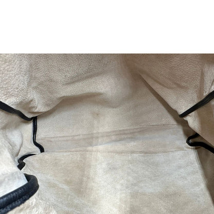 Interno, Borsa Prada in pelle nera, indossabile a mano e anche a tracolla. Originale, usata, di lusso, in ottime condizioni.