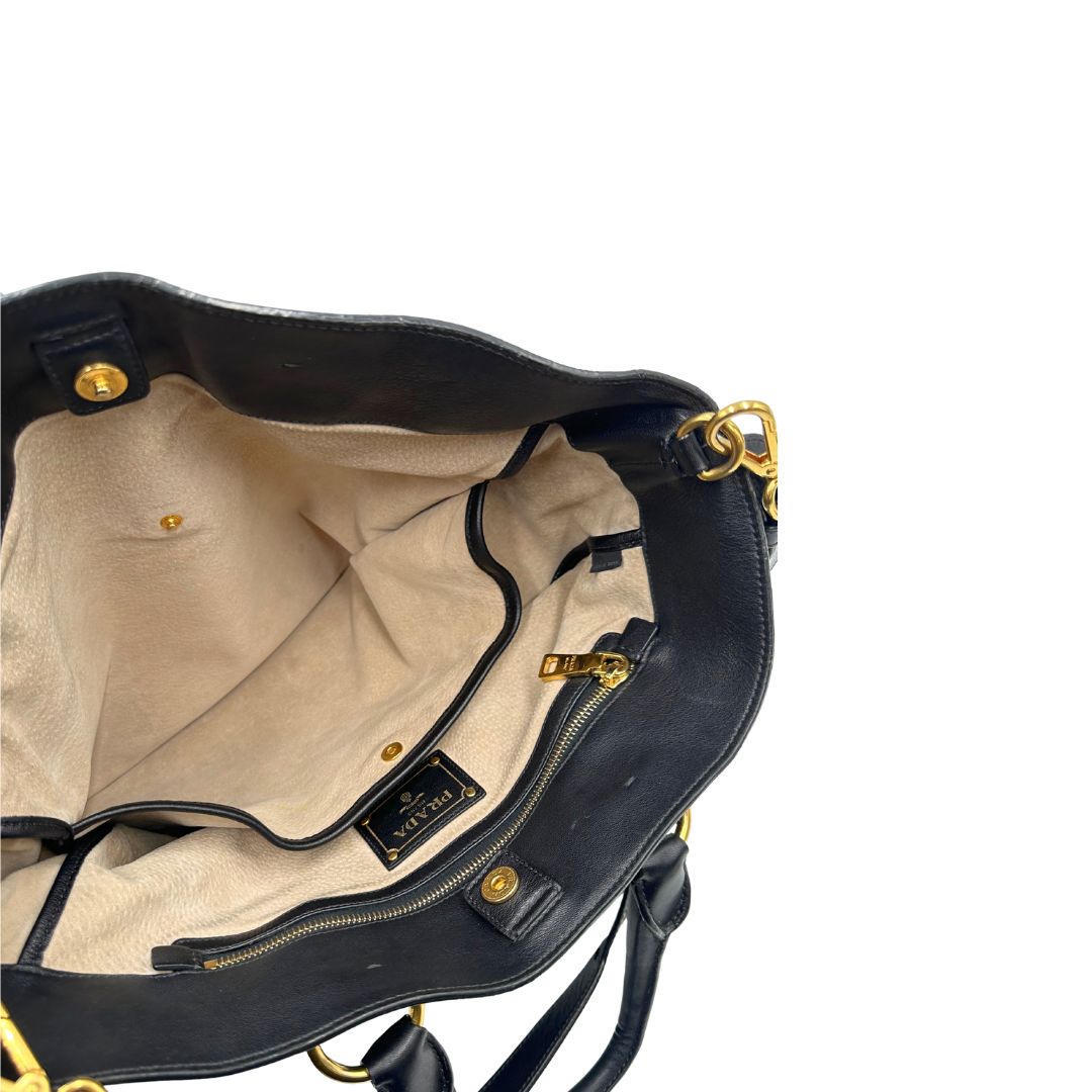 Interno, Borsa Prada in pelle nera, indossabile a mano e anche a tracolla. Originale, usata, di lusso, in ottime condizioni.