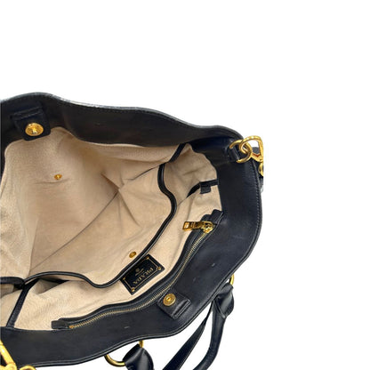 Interno, Borsa Prada in pelle nera, indossabile a mano e anche a tracolla. Originale, usata, di lusso, in ottime condizioni.