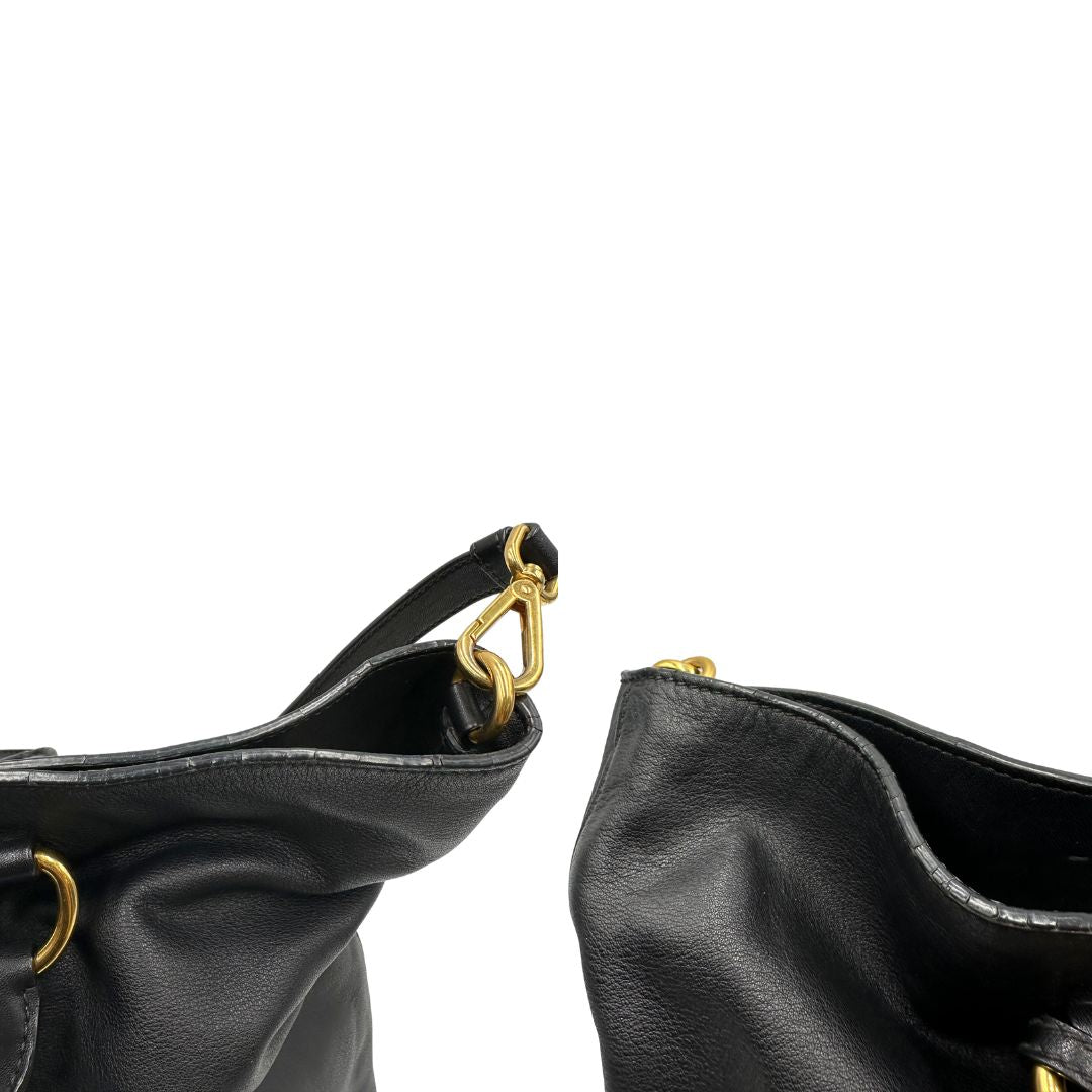 Borsa Prada in pelle nera, indossabile a mano e anche a tracolla. Originale, usata, di lusso, in ottime condizioni.