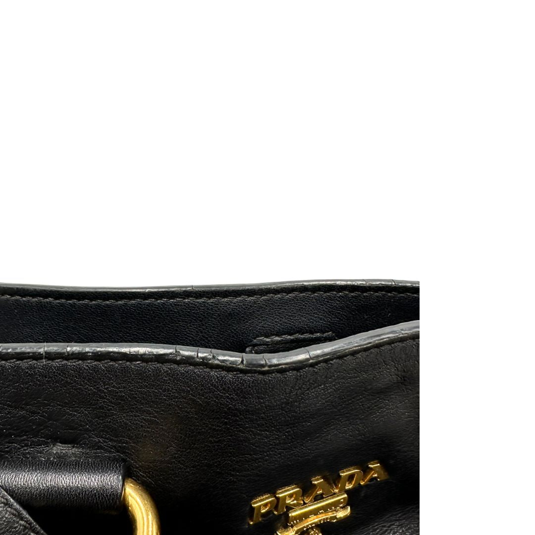 Borsa Prada in pelle nera, indossabile a mano e anche a tracolla. Originale, usata, di lusso, in ottime condizioni.