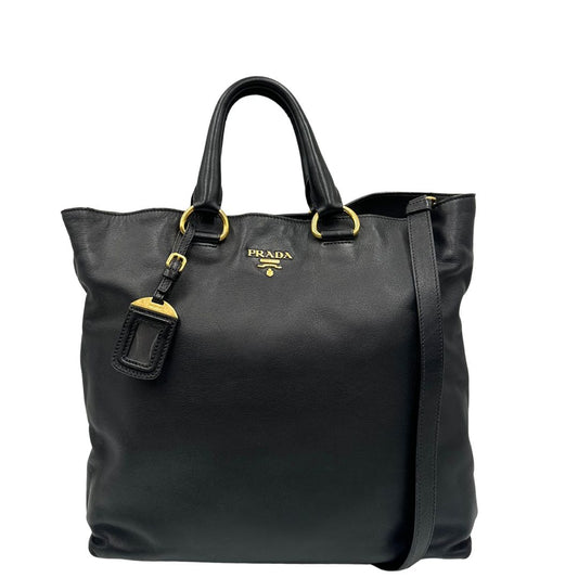 Front, Borsa Prada in pelle nera, indossabile a mano e anche a tracolla. Originale, usata, di lusso, in ottime condizioni.