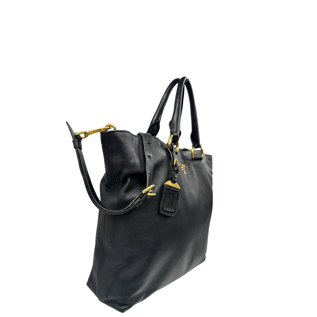 Laterale, Borsa Prada in pelle nera, indossabile a mano e anche a tracolla. Originale, usata, di lusso, in ottime condizioni.
