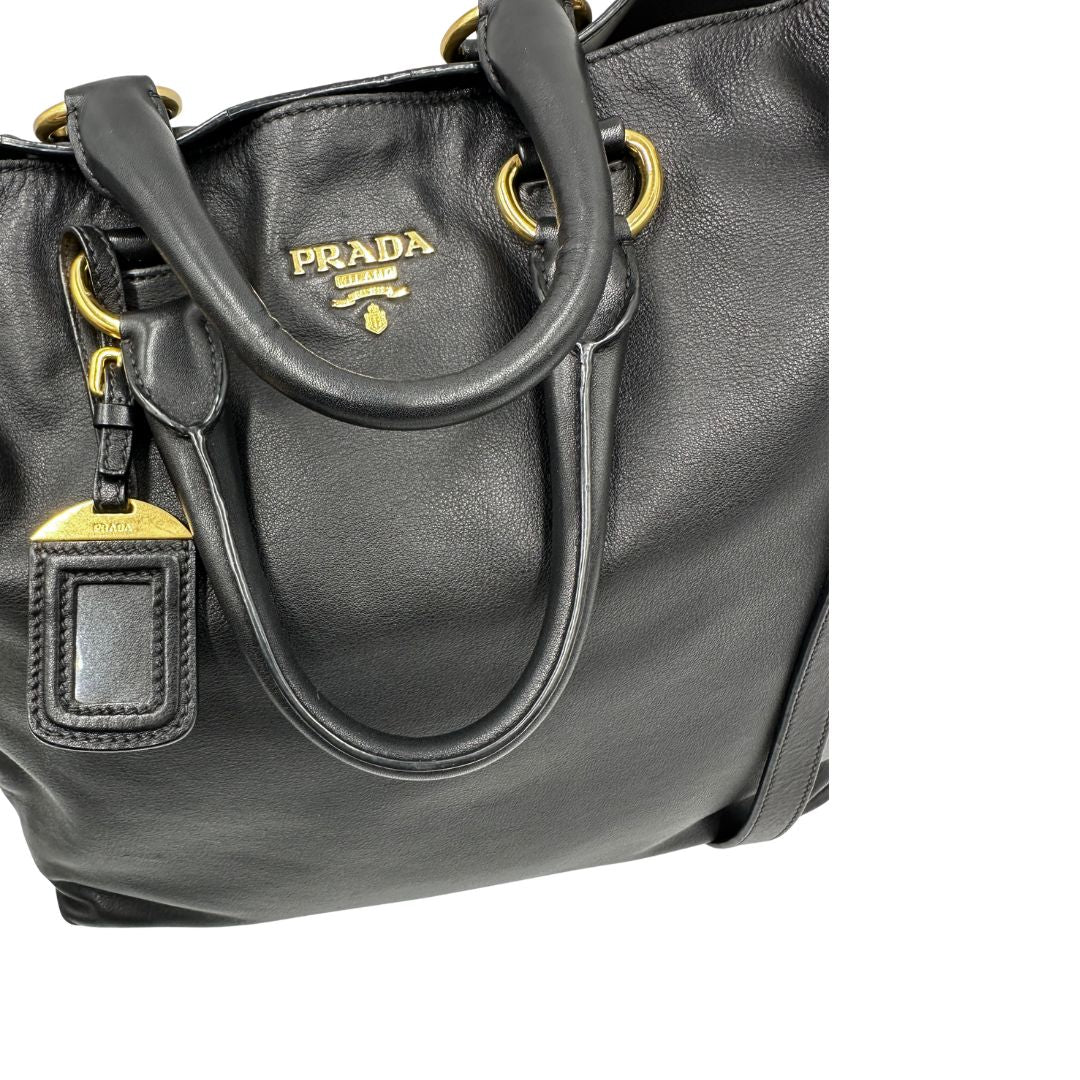 Manici, Borsa Prada in pelle nera, indossabile a mano e anche a tracolla. Originale, usata, di lusso, in ottime condizioni.