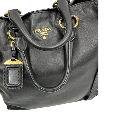 Manici, Borsa Prada in pelle nera, indossabile a mano e anche a tracolla. Originale, usata, di lusso, in ottime condizioni.